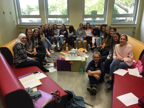 Rozen zu Besuch an der St. Josef Mädchenrealschule